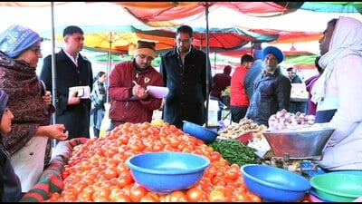 Municipal corporation officials during an inspection at vegetable market in Rajguru Nagar near Lodhi Club in Ludhiana. (HT Photo)