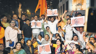 Shiv Sena (Uddhav Balasaheb Thackeray) workers protest against Maharashtra Assembly Speakers Rahul Narvekar over the his verdict on Shiv Sena MLA disqualification matter. outside Shiv Sena Bhavan, Dadar in Mumbai. India. Jan 10,2024. (Photo by Raju Shinde/HT Photo) Shiv Sena (Uddhav Balasaheb Thackeray) workers protest against Maharashtra Assembly Speakers Rahul Narvekar over the his verdict on Shiv Sena MLA disqualification matter. outside Shiv Sena Bhavan, Dadar in Mumbai. India. Jan 10,2024. (Photo by Raju Shinde/HT Photo)