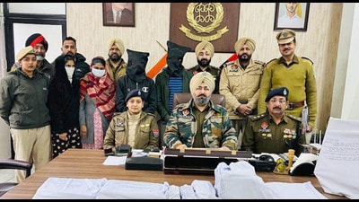 The arrested accused have been identified as Pareena and Sonia of South West Delhi, Vikas of Haryana and his brother Vivek. Kingpin of the gang Chotu alias Kishan Ghosh of Patna, Bihar is yet to be arrested. (HT Photo) The arrested accused have been identified as Pareena and Sonia of South West Delhi, Vikas of Haryana and his brother Vivek. Kingpin of the gang Chotu alias Kishan Ghosh of Patna, Bihar is yet to be arrested. (HT Photo)