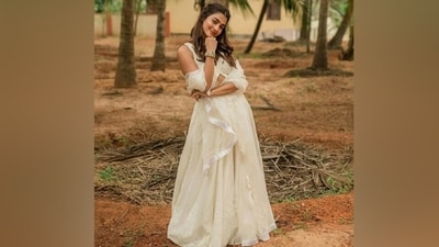 Pooja's ivory lehenga set features exquisite dori embroidery over the beautiful chanderi base skirt. The Chanderi lehenga paired with an embroidered cotton silk satin blouse, highlighted with patra work, and a matching embroidered organza dupatta is a gorgeous pick for bridesmaids to wear for a day wedding function. Lastly, the curved hemline and the cut-out on the back added modern glam to the ethnic ensemble. (Instagram) Pooja's ivory lehenga set features exquisite dori embroidery over the beautiful chanderi base skirt. The Chanderi lehenga paired with an embroidered cotton silk satin blouse, highlighted with patra work, and a matching embroidered organza dupatta is a gorgeous pick for bridesmaids to wear for a day wedding function. Lastly, the curved hemline and the cut-out on the back added modern glam to the ethnic ensemble. (Instagram)