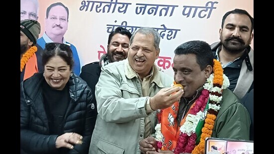 Chandigarh BJP president Jatinder Pal Malhotra (Centre) welcoming AAP councillor Lakhbir Singh Billu in the party fold. (HT Photo)