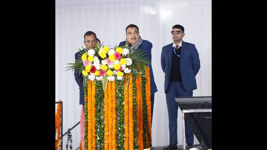 Union minister Nitin Gadkari announcing projects during a function in Hoshiarpur on Wednesday. (HT )