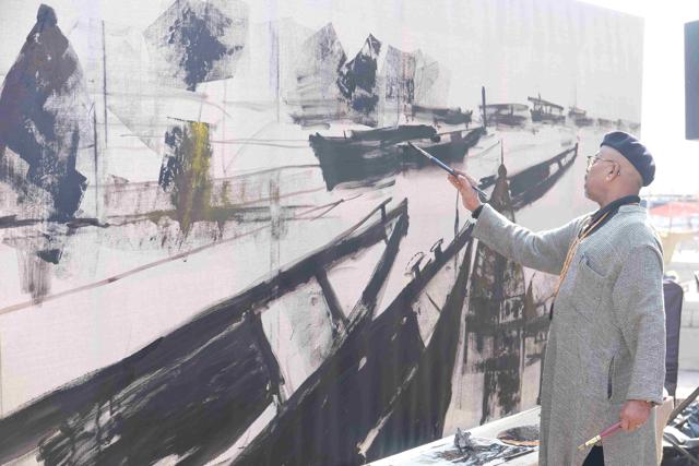 Artist Paresh Maity at work (Courtesy The Mahindra Kabira Festival) Artist Paresh Maity at work (Courtesy The Mahindra Kabira Festival)