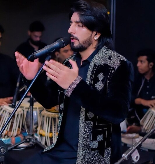 Playback singer Mayank Chhabra is known for his version of Tu Mane Ya Na Mane. Playback singer Mayank Chhabra is known for his version of Tu Mane Ya Na Mane.