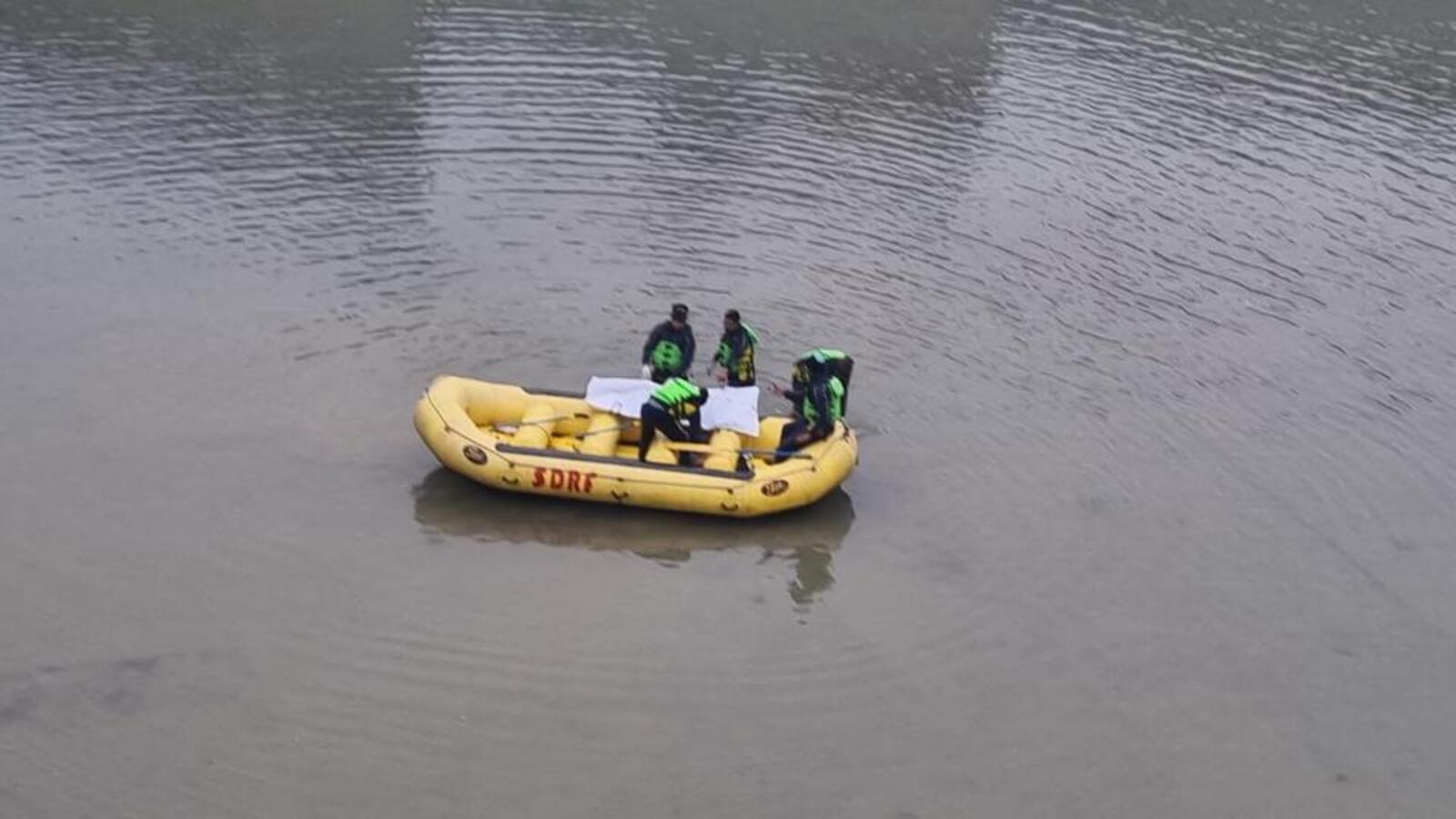 Chilla vehicle accident: SDRF recovers body of female warden, death toll rises to 5 - Vimarsana News