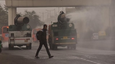 An anti-smog gun sprays water into the atmosphere to reduce dust pollution at Anand Vihar in New Delhi on January 6. (Sakib Ali/HT Photo)