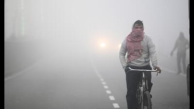 Dense fog in Lucknow on Thursday. (HT Photo)