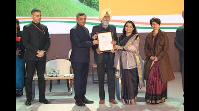Mohali senior deputy mayor Amrik Singh Somal, along with the MC commissioner Navjot Kaur, joint commissioner Kiran Sharma and assistant commissioner Manpreet Singh, received the “state-level” category award from Manoj Joshi, secretary, Union ministry of housing and urban affairs at Bharat Mandapam in New Delhi on Thursday. (HT Photo) Mohali senior deputy mayor Amrik Singh Somal, along with the MC commissioner Navjot Kaur, joint commissioner Kiran Sharma and assistant commissioner Manpreet Singh, received the “state-level” category award from Manoj Joshi, secretary, Union ministry of housing and urban affairs at Bharat Mandapam in New Delhi on Thursday. (HT Photo)