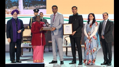President Droupadi Murmu presenting the award to mayor Anup Gupta, UT adviser Nitin Kumar Yadav, MC chief Anindita Mitra and chief engineer NP Sharma in New Delhi on Thursday (HT Photo)