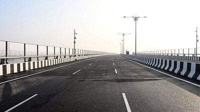 Speaking about the speed limitations imposed on vehicles passing through MTHL a Mumbai Police official said, "The reason behind imposing a speed limit on India’s longest sea bridge is to curb danger, obstructions and inconvenience to the public", (ANI) Speaking about the speed limitations imposed on vehicles passing through MTHL a Mumbai Police official said, "The reason behind imposing a speed limit on India’s longest sea bridge is to curb danger, obstructions and inconvenience to the public", (ANI)