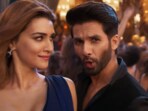 Teri Baaton Mein Aisa Uljha Jiya song Laal Peeli Akhiyaan features Kriti Sanon and Shahid Kapoor.