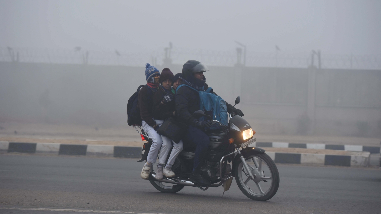 Delhi-NCR continues to shiver amid 'poor' AQI; 23 trains delayed due to fog | Latest News Delhi - Vimarsana News