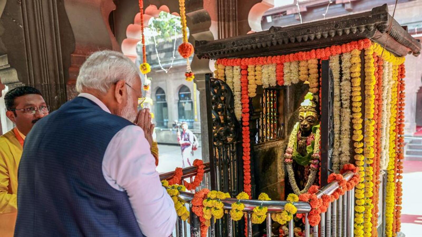 Modi offers prayers at Nashik's Shree Kalaram Temple | Latest News India - Vimarsana News