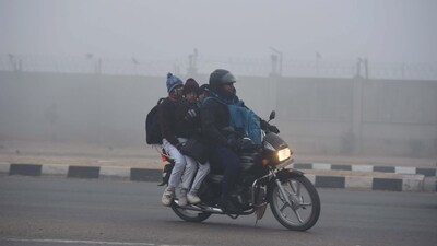 Cold wave and dense fog prevails in Delhi (Photo by Parveen Kumar/Hindustan Times) Cold wave and dense fog prevails in Delhi (Photo by Parveen Kumar/Hindustan Times)