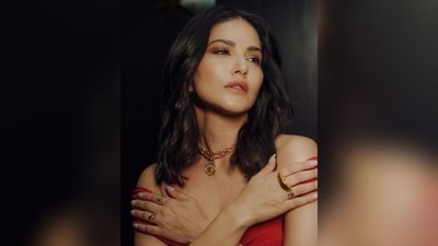 With the help of make-up artist Tania Dhingra, Sunny got a makeover with pink eyeshadow, mascara-covered lashes, winged eyeliner, darkened brows, rosy cheeks, glowing highlighter and glossy lips. (Instagram/@sunnyleone) With the help of make-up artist Tania Dhingra, Sunny got a makeover with pink eyeshadow, mascara-covered lashes, winged eyeliner, darkened brows, rosy cheeks, glowing highlighter and glossy lips. (Instagram/@sunnyleone)