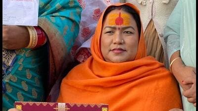 Mahamandaleshwar of Kinnar Akhara Kaushalyanand Giri ‘Tina Ma’ with her invitation for the consecration ceremony. (HT photo) Mahamandaleshwar of Kinnar Akhara Kaushalyanand Giri ‘Tina Ma’ with her invitation for the consecration ceremony. (HT photo)
