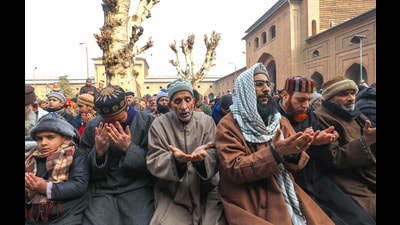 People offer Salat al-Istisqa prayers after the Friday prayers in the compound of Jamia Masjid or Grand Mosque in Srinagar,12 January 2024. (Waseem Andrabi /Hindustan Times) People offer Salat al-Istisqa prayers after the Friday prayers in the compound of Jamia Masjid or Grand Mosque in Srinagar,12 January 2024. (Waseem Andrabi /Hindustan Times)