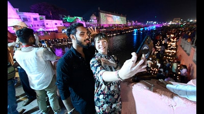 People seen taking selfies, enjoying ice cream and street food till late at night. (Deepak Gupta/HT Photo) People seen taking selfies, enjoying ice cream and street food till late at night. (Deepak Gupta/HT Photo)