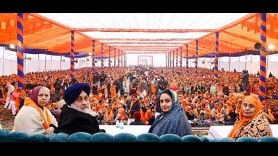 Shiromani Akali Dal chief Sukhbir Singh Badal and his wife Harsimrat Badal addressing a gathering at the annual Maghi Mela in Muktsar on Friday. (HT photo) Shiromani Akali Dal chief Sukhbir Singh Badal and his wife Harsimrat Badal addressing a gathering at the annual Maghi Mela in Muktsar on Friday. (HT photo)