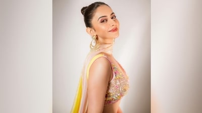 With the help of make-up artist Salim Sayed, Rakul got decked up in pink eye shadow, mascaraed lashes, darkened eyebrows, rosy cheeks, glowing highlighter and a shade of glossy pink lipstick.&nbsp;&nbsp;&nbsp;&nbsp;&nbsp;&nbsp; (Instagram/@rakulpreet)