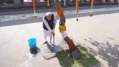 PM Modi participates in ‘Swachhata Abhiyan’ drive in Nashik PM Modi participates in ‘Swachhata Abhiyan’ drive in Nashik