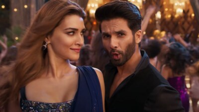 Teri Baaton Mein Aisa Uljha Jiya song Laal Peeli Akhiyaan features Kriti Sanon and Shahid Kapoor. Teri Baaton Mein Aisa Uljha Jiya song Laal Peeli Akhiyaan features Kriti Sanon and Shahid Kapoor.