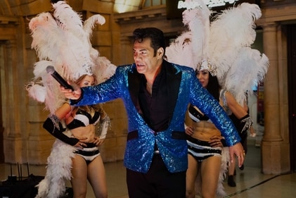 An Elvis tribute artist performs before people board a train to travel to the annual Parkes Elvis Festival | Photo: AFP