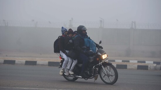 Cold wave and dense fog prevails in Delhi (Photo by Parveen Kumar/Hindustan Times)