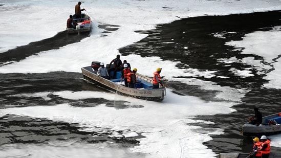 Toxic foam covers the Yamuna in November. (Arvind Yadav/HT Photo)