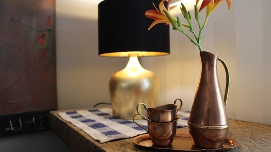 Accessorizing your home: Even small decorative items can make a big difference. Add brass and copper elements like vases, photo frames, candleholders, or jewelry boxes for a luxury touch. These metals go wellwith various materials, like wood and marble, suiting any decor style.(Unsplash)