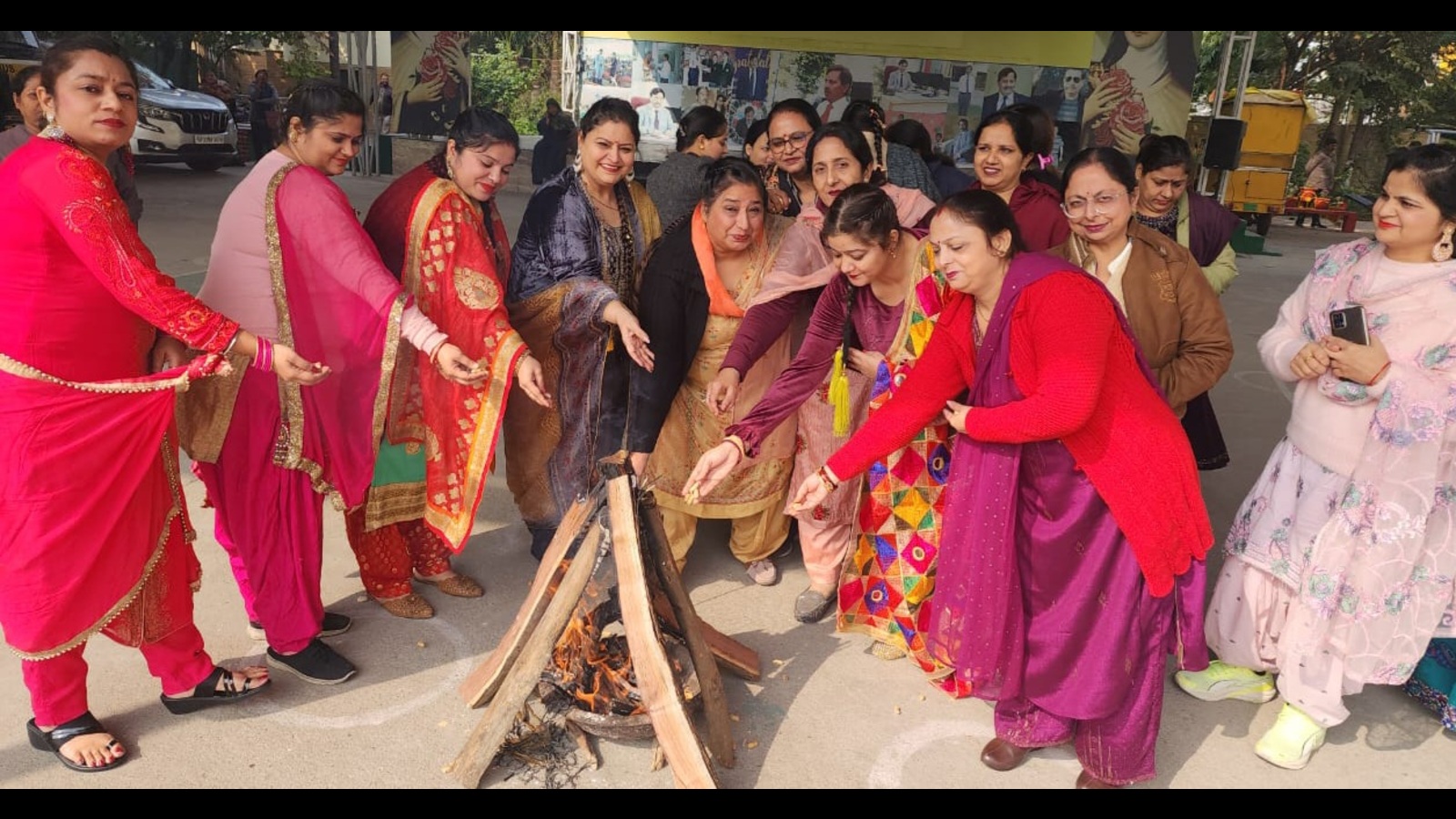 Cheery bonfires, music and dance mark Lucknow's Lohri - Vimarsana News