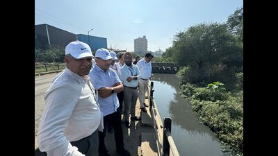 Avinash Dhakne, member secretary, Maharashtra Pollution Control Board (MPCB) visited the Indrayani stretch between Lonavla and Alandi on Saturday. (HT PHOTO) Avinash Dhakne, member secretary, Maharashtra Pollution Control Board (MPCB) visited the Indrayani stretch between Lonavla and Alandi on Saturday. (HT PHOTO)