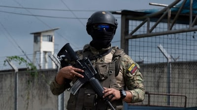 An Ecuadorean Army member stands guard in front of the Del Litoral prison facilities following the escape of several prisoners earlier today in Guayaquil, Ecuador on January 13, 2024. (AFP) An Ecuadorean Army member stands guard in front of the Del Litoral prison facilities following the escape of several prisoners earlier today in Guayaquil, Ecuador on January 13, 2024. (AFP)