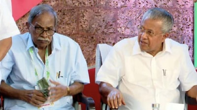 MT Vasudevan Nair was alongside Kerala Chief Minister Pinarayi Vijayan. (Source: The Telegraph)