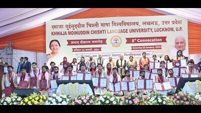 Toppers of KMC Language University, Lucknow, with Uttar Pradesh and Kerala governors at the university’s convocation. (Sourced) Toppers of KMC Language University, Lucknow, with Uttar Pradesh and Kerala governors at the university’s convocation. (Sourced)