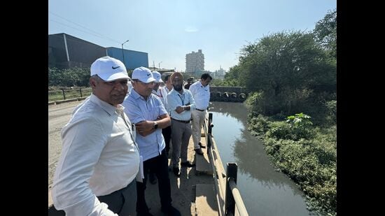 Avinash Dhakne, member secretary, Maharashtra Pollution Control Board (MPCB) visited the Indrayani stretch between Lonavla and Alandi on Saturday. (HT PHOTO)