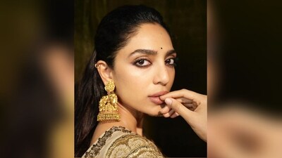 Sobhita's make-up look included nude eyeshadow, mascaraed lashes, smudged kajal, dewy base, contoured cheeks, luminous highlighter and a shade of nude lipstick. A small black bindi on her forehead added the finishing touch. (Instagram/@sobhitad) Sobhita's make-up look included nude eyeshadow, mascaraed lashes, smudged kajal, dewy base, contoured cheeks, luminous highlighter and a shade of nude lipstick. A small black bindi on her forehead added the finishing touch. (Instagram/@sobhitad)