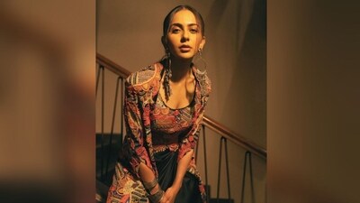 Assisted by hairstylist Aliya Shaik, Rakul pulled her lush locks into a neat bun in the middle, leaving a section of her hair open, which beautifully framed her face from the front. (Instagram/@rakulpreet)