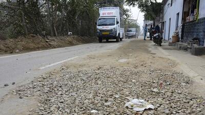 A road in poor state and garbage piled up in the Shankarpuri Mohalla in Ludhiana. (Gurpreet Singh/HT)