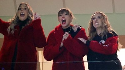 GREEN BAY, WISCONSIN - DECEMBER 03: (L-R) Lyndsay Bell, Taylor Swift and Brittany Mahomes react in a suite during the game between the Kansas City Chiefs and the Green Bay Packers at Lambeau Field on December 03, 2023 in Green Bay, Wisconsin. Stacy Revere/Getty Images/AFP (Photo by Stacy Revere / GETTY IMAGES NORTH AMERICA / Getty Images via AFP) (Getty Images via AFP) GREEN BAY, WISCONSIN - DECEMBER 03: (L-R) Lyndsay Bell, Taylor Swift and Brittany Mahomes react in a suite during the game between the Kansas City Chiefs and the Green Bay Packers at Lambeau Field on December 03, 2023 in Green Bay, Wisconsin. Stacy Revere/Getty Images/AFP (Photo by Stacy Revere / GETTY IMAGES NORTH AMERICA / Getty Images via AFP) (Getty Images via AFP)