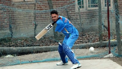 Amir Hussain Lone, double-arm amputee cricketer from Waghama Bijbehara, Anantnag. (ANI) Amir Hussain Lone, double-arm amputee cricketer from Waghama Bijbehara, Anantnag. (ANI)