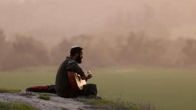 Amid the din outside and the anxiety to catch up with the unrelenting march of time within, my ears caught faint but captivating notes of a guitar, weaving a mesmerising spell. (REUTERS) Amid the din outside and the anxiety to catch up with the unrelenting march of time within, my ears caught faint but captivating notes of a guitar, weaving a mesmerising spell. (REUTERS)