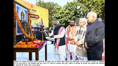 Haryana governor Bandaru Dattatraya along with chief minister (CM) Manohar Lal Khattar on Sunday celebrated Makar Sankranti with the children of antyodaya families at Sant Kabir Kutir, the official residence of Haryana CM. Punjab governor and Chandigarh administrator Banwarilal Purohit was there as a special guest, an official spokesperson said. (HT Photo)