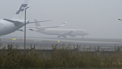 Despite having landed at the Delhi airport, passengers were confined within their flights for two hours. (Vipin Kumar/HT file) Despite having landed at the Delhi airport, passengers were confined within their flights for two hours. (Vipin Kumar/HT file)