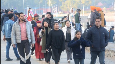 Visitors bundled up in winter wear at Sukhna Lake in Chandigarh on a chilly Sunday morning. (Keshav Singh/HT) Visitors bundled up in winter wear at Sukhna Lake in Chandigarh on a chilly Sunday morning. (Keshav Singh/HT)