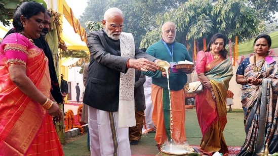 PM Modi participates in Pongal celebrations, conducting rituals at Union minister L Murugan's residence in New Delhi on Sunday.(X/Narendra Modi)