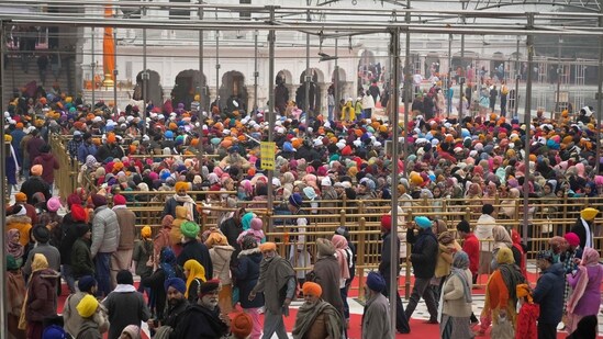 Devotees pay their respects during the Maghi festival or Makar Sankranti at Punjab's Golden Temple in Amritsar on Sunday.(AFP)