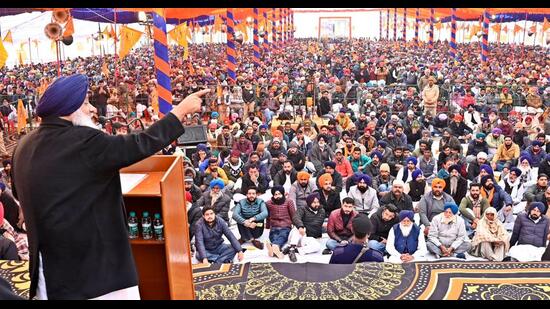 Shiromani Akali Dal (SAD) president Sukhbir Singh Badal on Sunday again appealed to breakaway Akali factions to come back to the party fold and put up a united face to take on the national parties in the upcoming Lok Sabha elections.