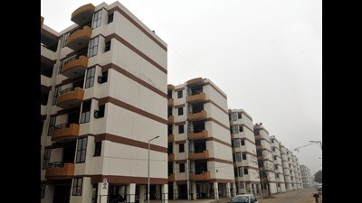 Alleging dictatorship by the RWA, the protesters raised slogans.There are 888 two-bedroom flats in the sector, having 43 lifts. (HT Photo)