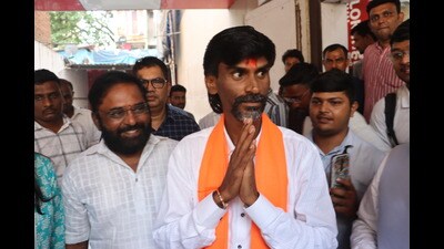 As the state government is likely bring some restrictions on Maratha stirs at Mumbai, the leaders want to put up a show of strength in Pune before leaving for Mumbai. (HT PHOTO)